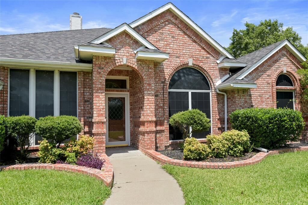 Property Photo: 1010 Westgate Drive TX 75442