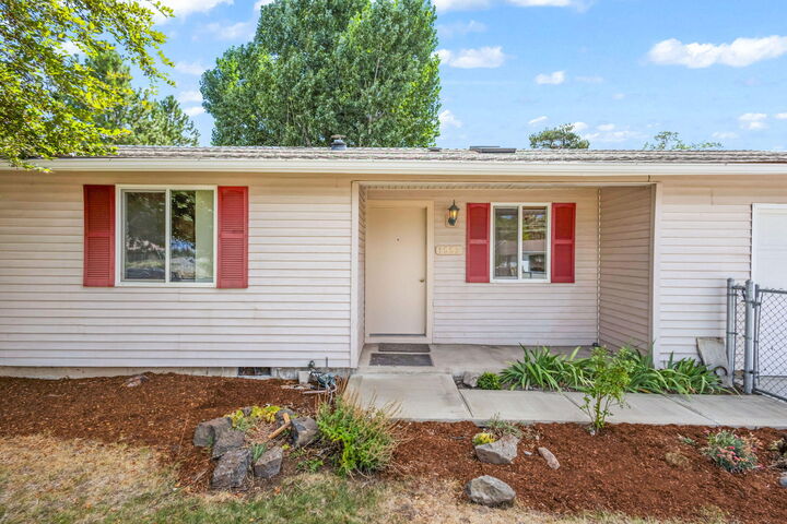 Property Photo:  1552 NE Alabama Way  OR 97754 