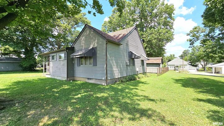 Property Photo: 110 W 7th Street IL 62951