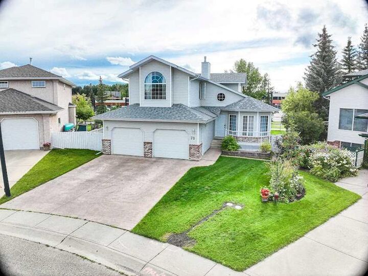 71 Lawrence Crescent  Red Deer AB T4R 2P3 photo