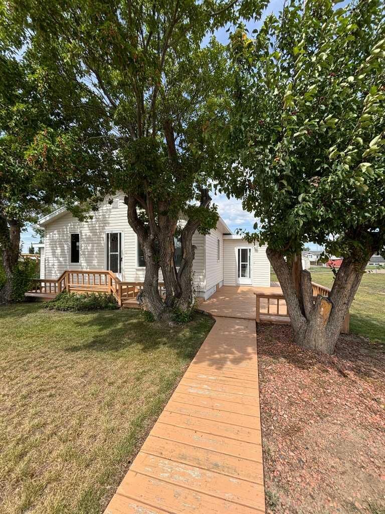 Property Photo:  307 Centre Avenue  AB T0K 0N0 