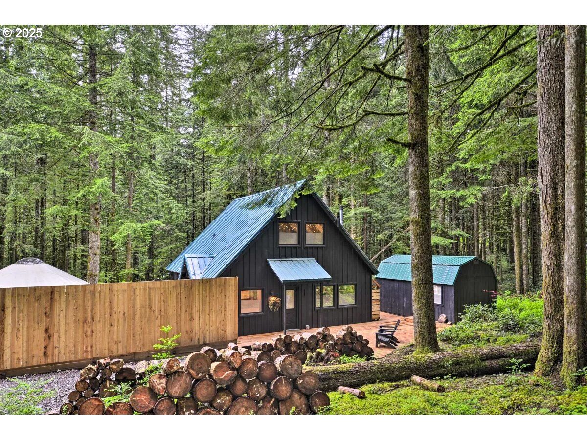 Property Photo: 425 SE Red Elder Dr OR 97019