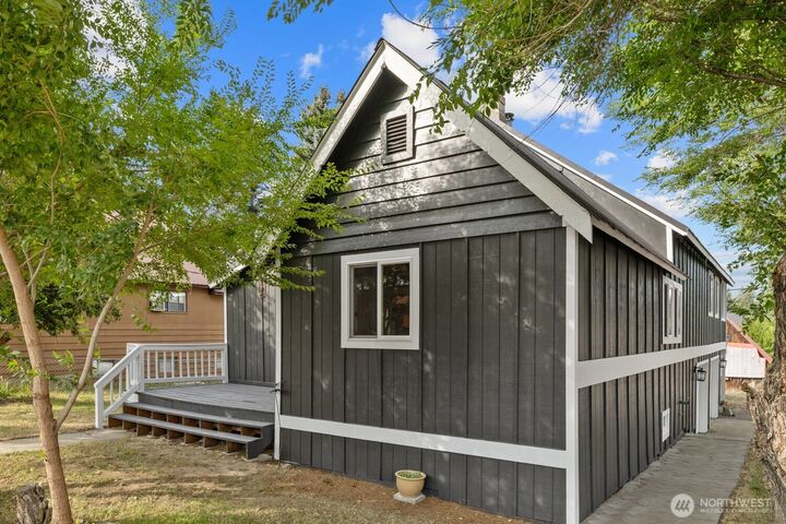 Property Photo:  8080  State Route 903  WA 98940 