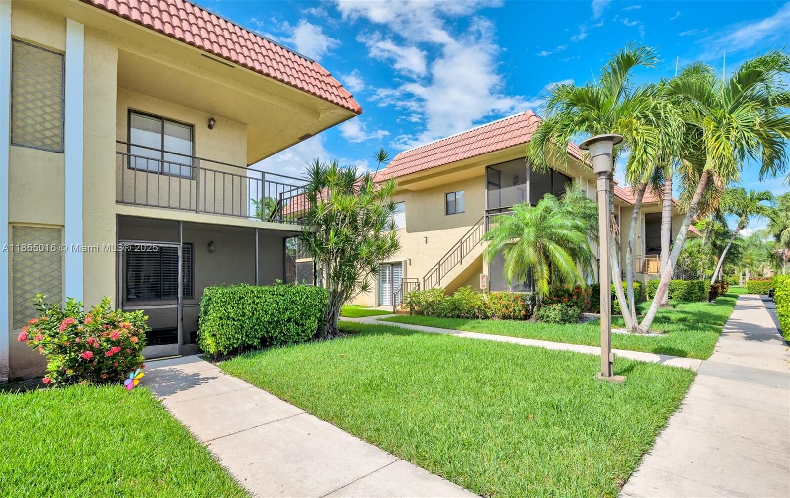 Property Photo: 305 Lakeview Dr 104 FL 33326