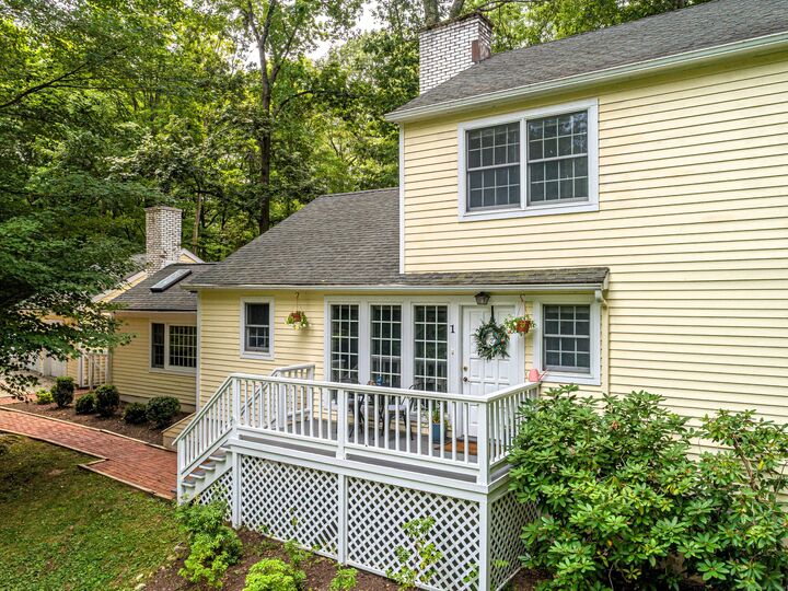 Property Photo:  1 Graystone Lane  CT 06880 