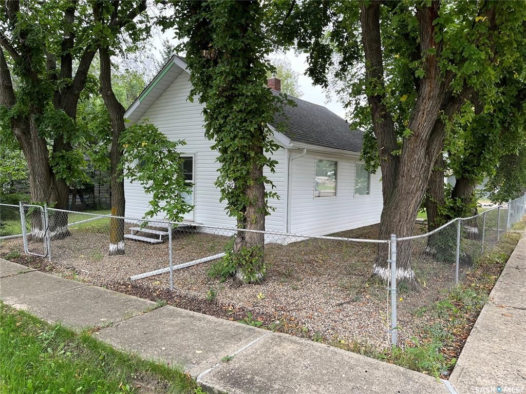 Property Photo: 103 4th Avenue E SK S0H 2K0