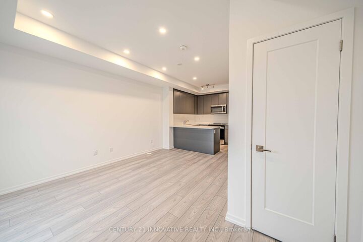 Property Photo:  11 Lytham Green Circle 5  ON L3Y 0H5 