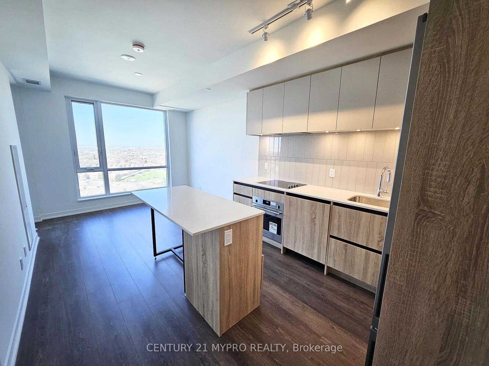Property Photo: 7950 Bathurst Street 1913 ON L4J 0L4
