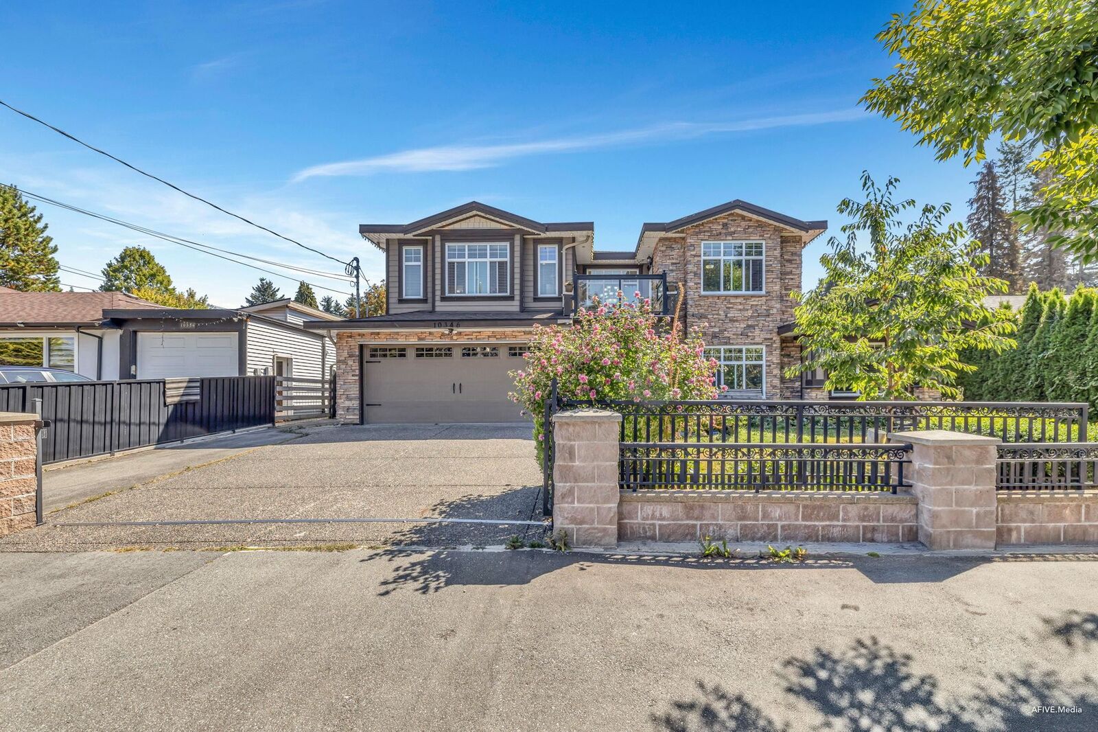 Photo de la propriété: 10346 126 Street BC V3V 5G1