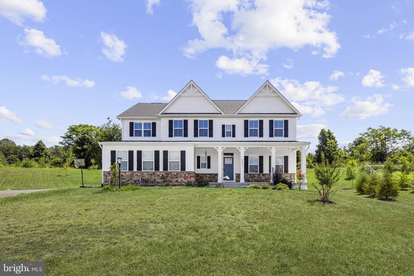 Property Photo: 9427 Blue Jay Court VA 20187