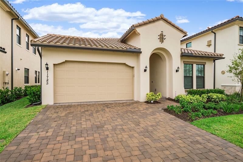 Property Photo: 11785 S Waterway Cir FL 33076