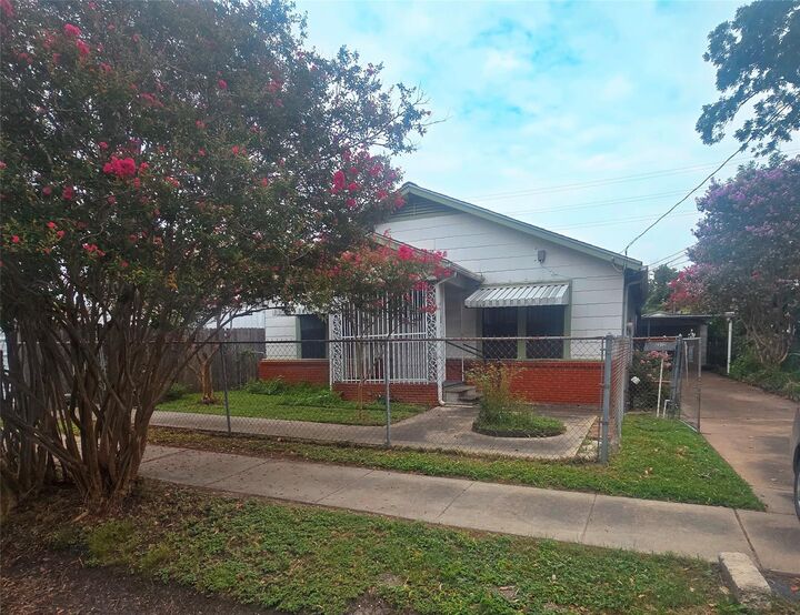 Property Photo:  2312 Gano Street  TX 77009 