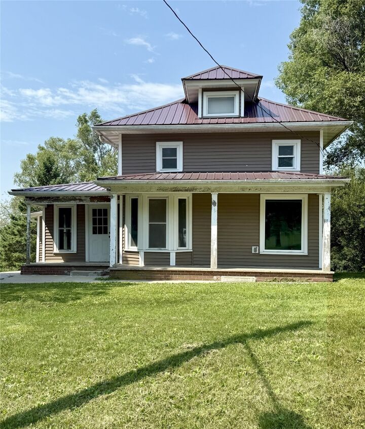 Property Photo:  405 2nd Street  IA 52222 