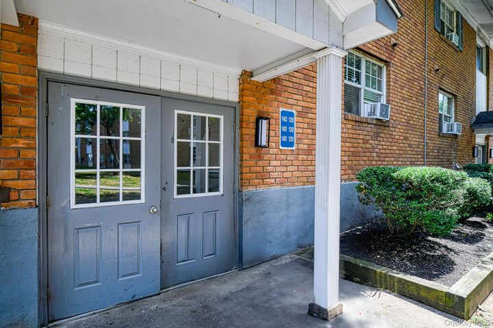 Property Photo:  1403 Barclay Manor 14C  NY 12550 