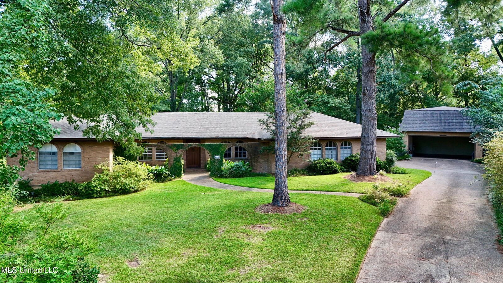 Property Photo: 605 Herndon Hill MS 39056