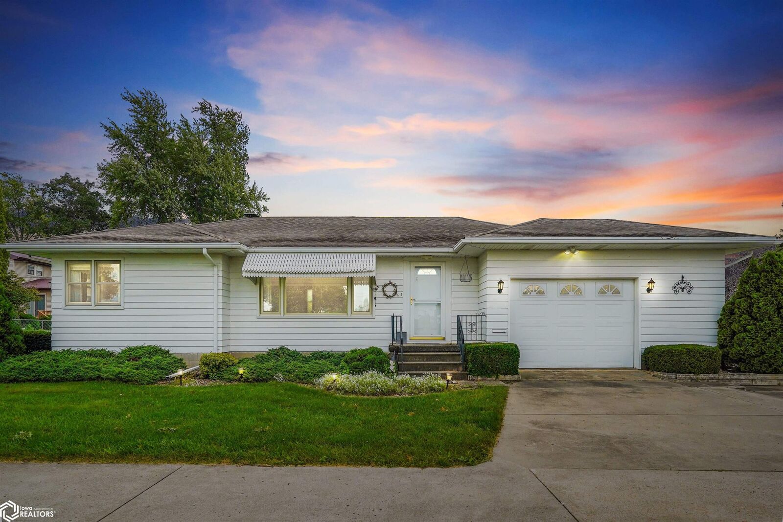 Property Photo:  909 1/2 E South Street  IA 50158 