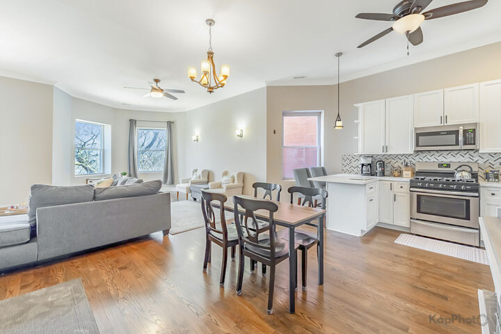 Property Photo: 4520 S King Drive 4B IL 60653