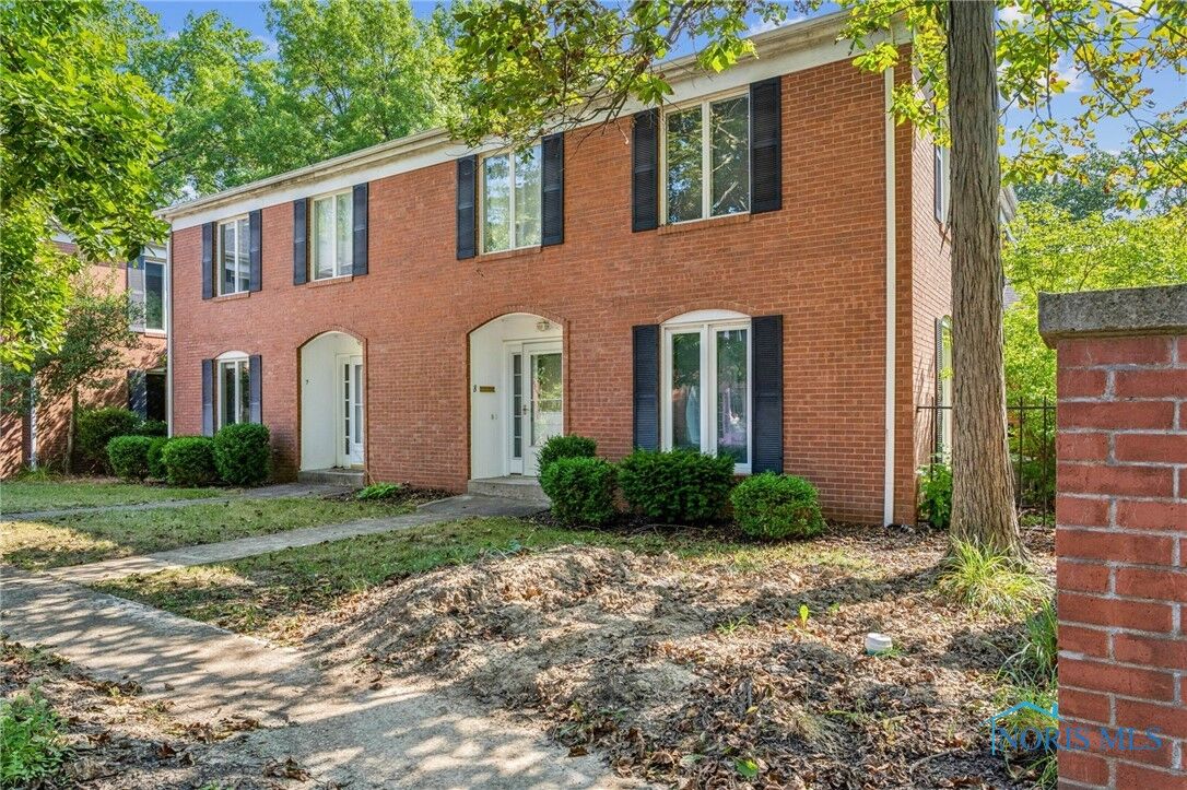 Property Photo: 1902 Queenswood Drive U8 OH 45840