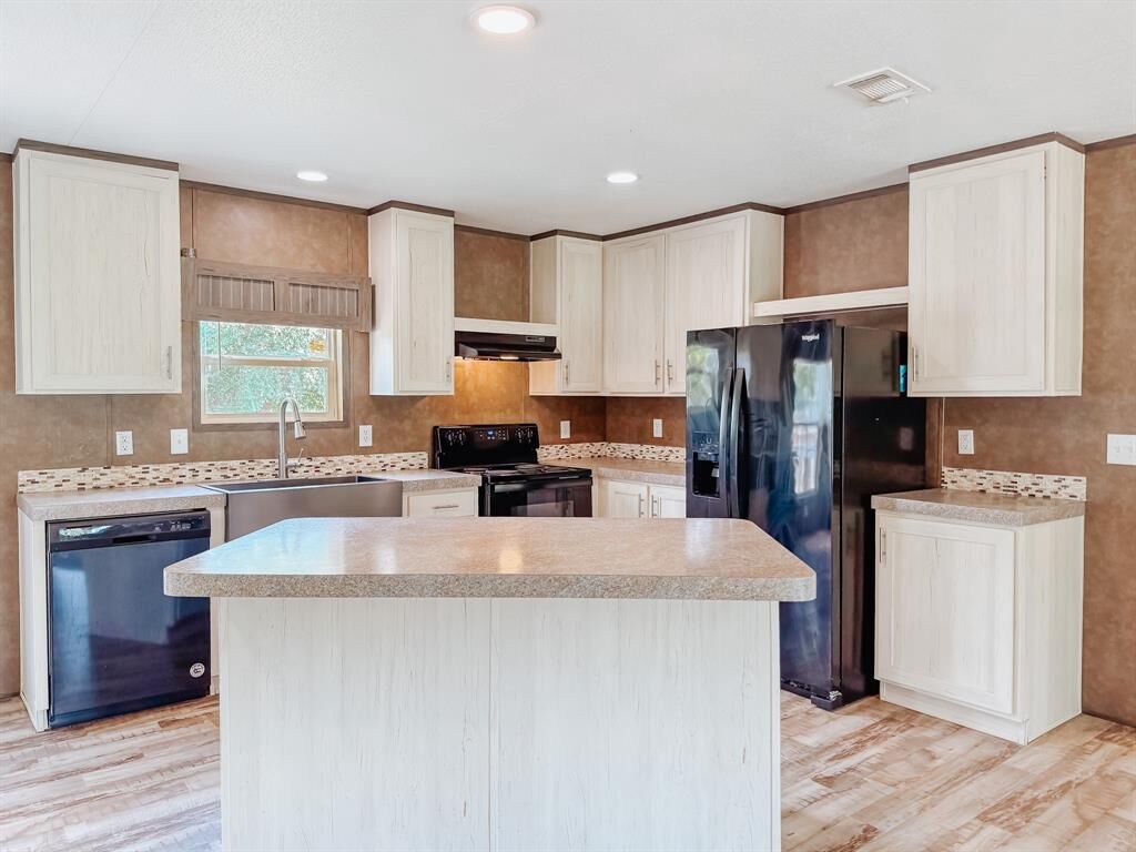 Property Photo:  103 N 7th Street W  TX 76639 