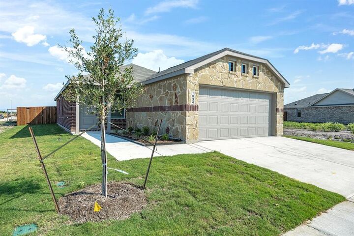 Property Photo: 1034 Shady Oaks Drive TX 75119