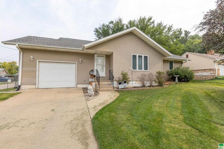 Property Photo: 2429 W 5th St IA 51103