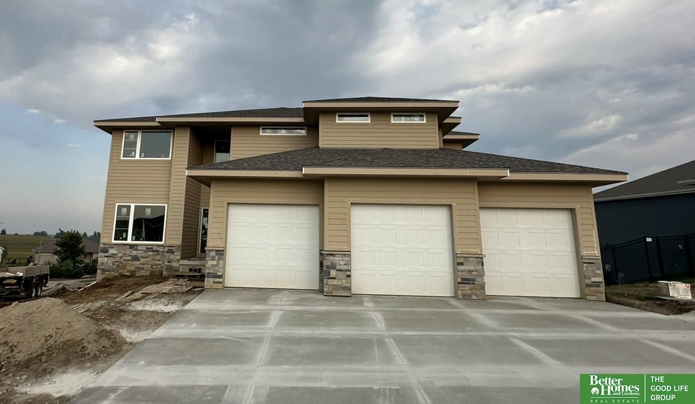 Property Photo: 135 N 10th Avenue NE 68059
