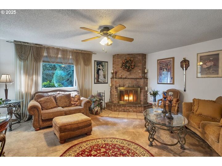 Property Photo:  5591 NE Kafir Dr  OR 97303 