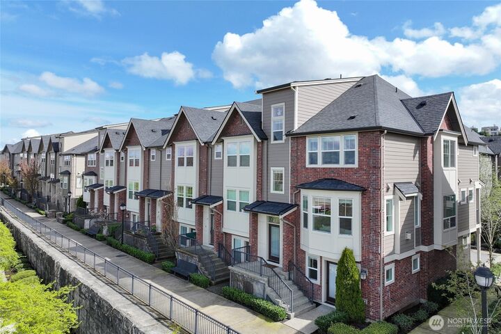 Property Photo: 1362 Williamsburg Walk NE 98029 WA 98029