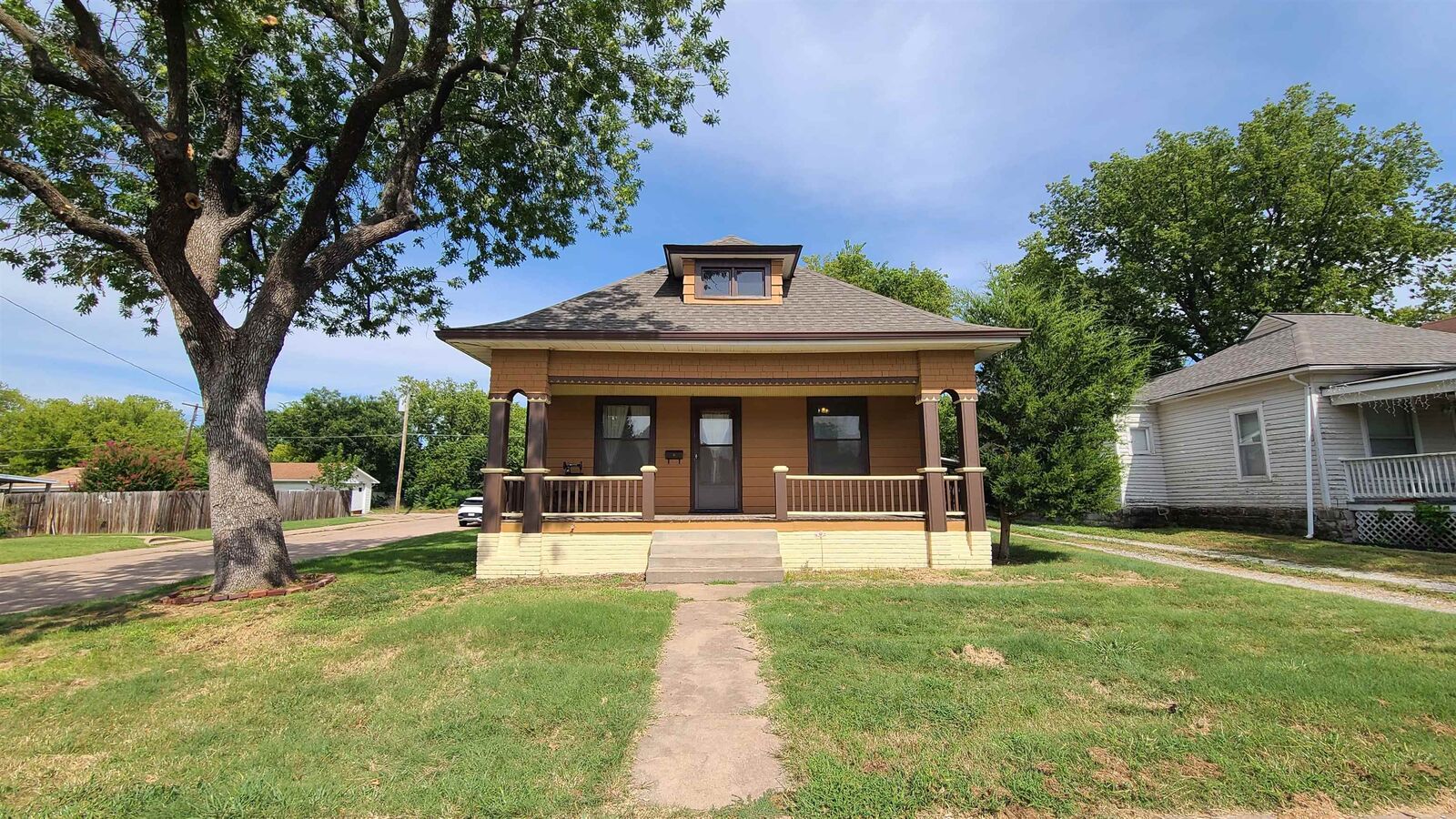 Property Photo: 823 N Washington Ave KS 67152