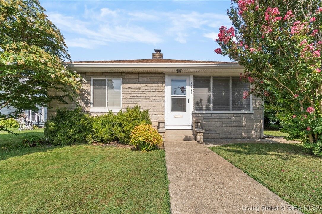 Property Photo: 2231 E Oak Street IN 47150