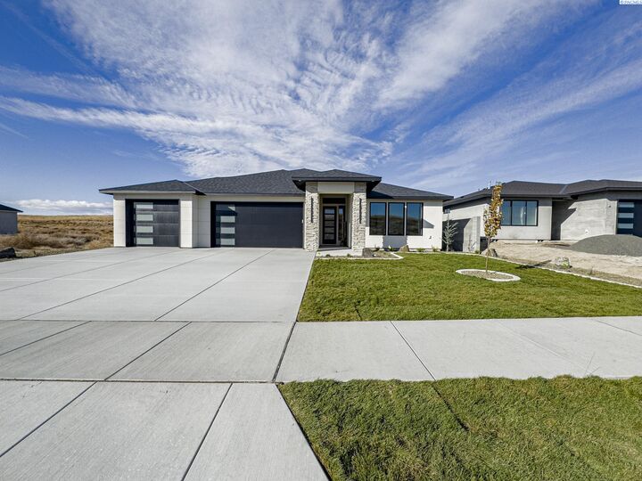 Property Photo: 2839 Savanna Ave WA 99352