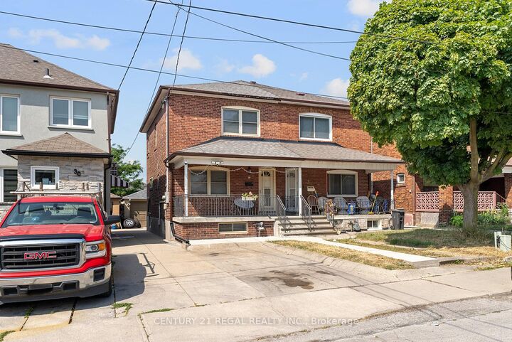 Property Photo: 32 Chamberlain Avenue ON M6E 4J8