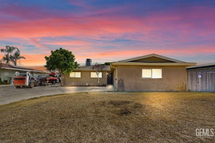 6709 Cedarcrest Avenue  Bakersfield CA 93308 photo