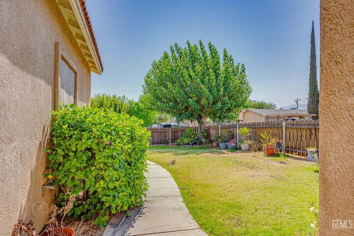Property Photo:  907 Stanislaus Street  CA 93252 