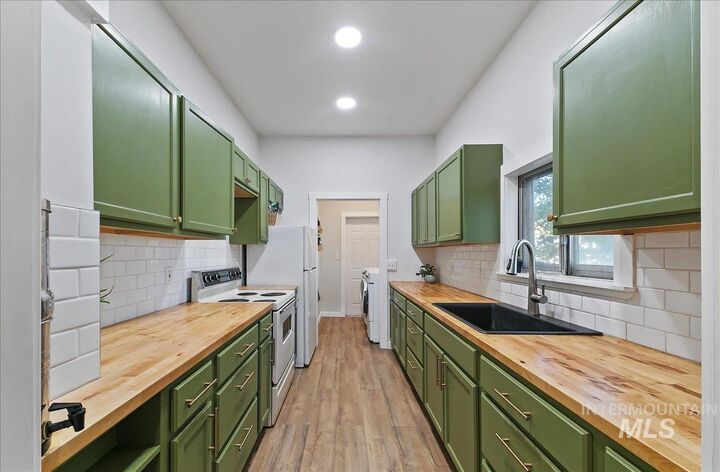 Property Photo:  1123 4th Street N  ID 83687 