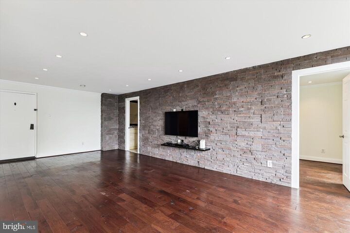 Property Photo:  1510 12th Street N 403  VA 22209 