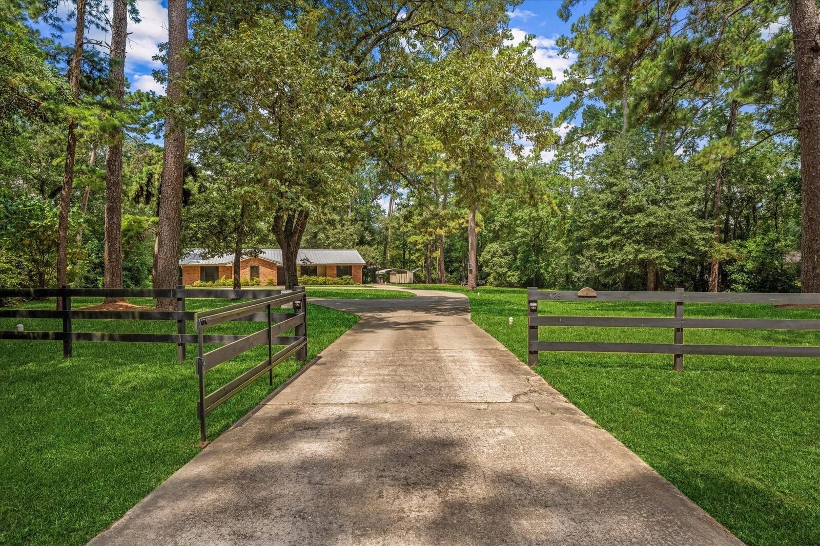 Property Photo: 126 Lakeshore Drive TX 77304