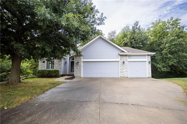 Property Photo:  10900 &Amp 10901 N Oxford Avenue  MO 64157 
