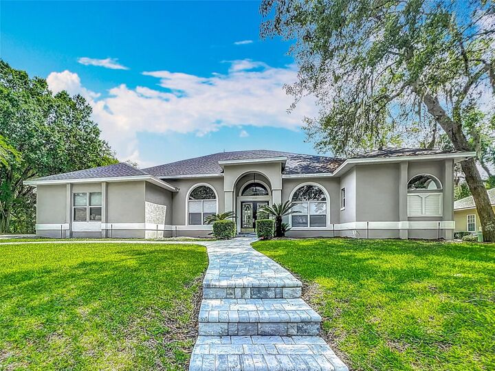 Property Photo: 704 Forest View Court FL 32708
