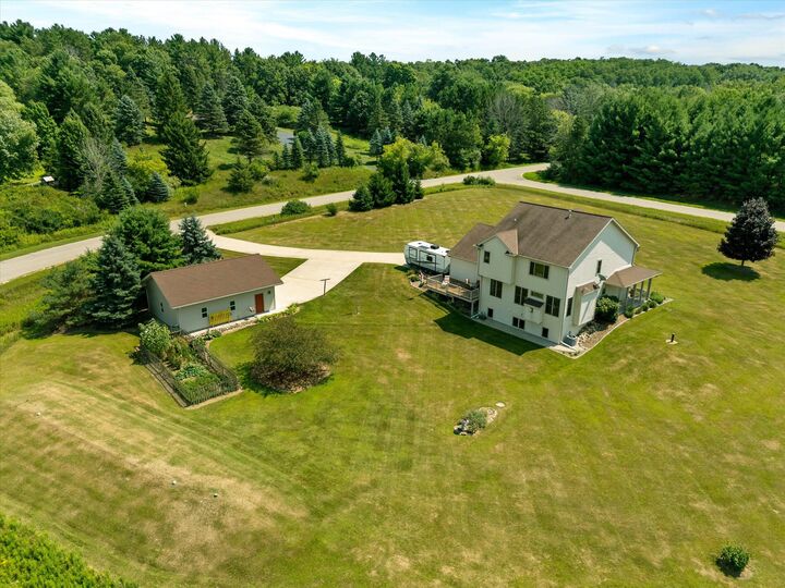 Property Photo:  2080 St Patrick Cir  WI 53027 