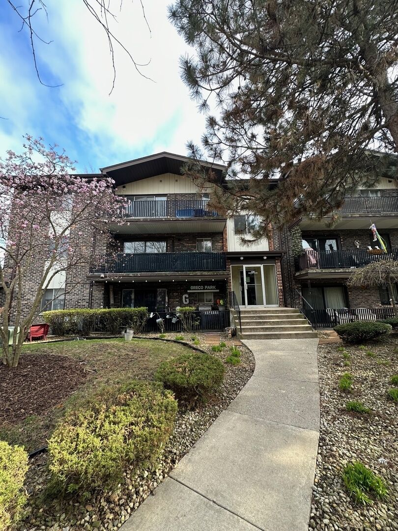 Property Photo: 5204 Midlothian Turnpike 222 IL 60418