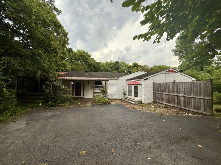 Property Photo: 847 Wren Rd TN 37072