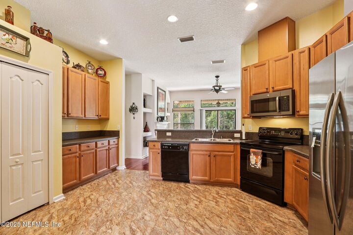 Property Photo: 11388 Martin Lakes Court FL 32220
