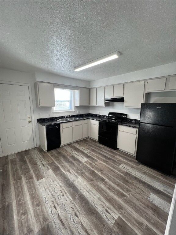 Property Photo:  905 SE G, 904 & 906 SE H G & H Street  AR 72712 
