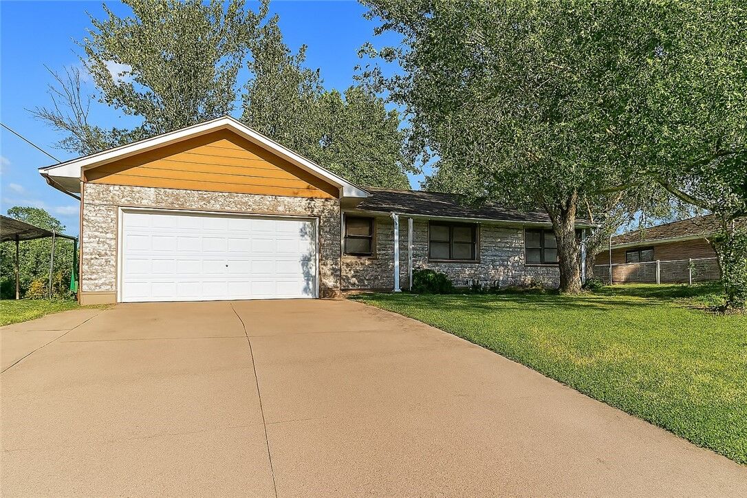 Property Photo: 201 N Country Club Road AR 72761