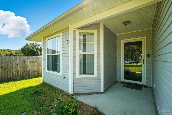 Property Photo:  1704 Garlia Ct  FL 32526 