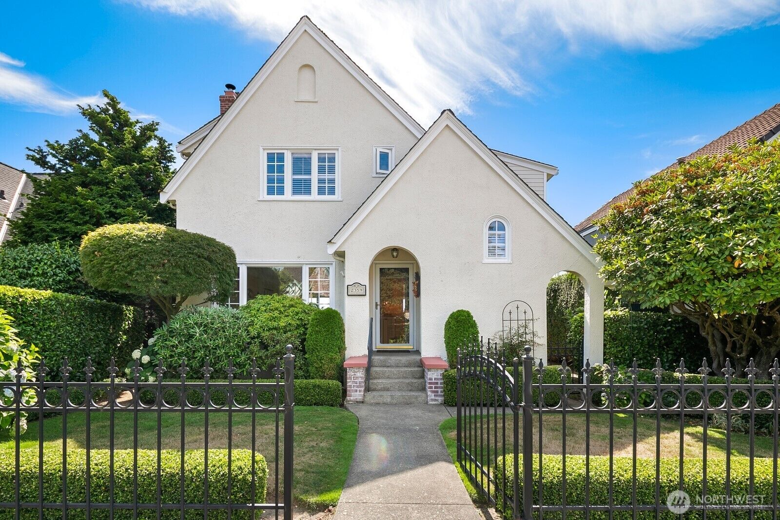Property Photo:  2359  Rosemont Place W  WA 98199 