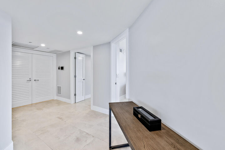 Property Photo:  5200 N Ocean Drive 2003  FL 33404 