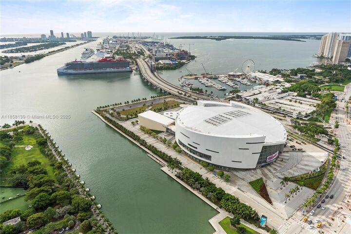 Property Photo: 900 Biscayne Blvd 5102 FL 33132