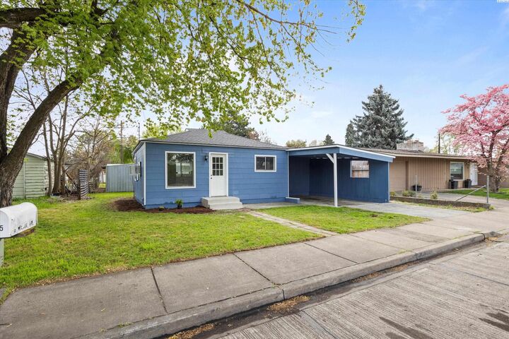 Property Photo:  447 S Wilbur Ave  WA 99362 